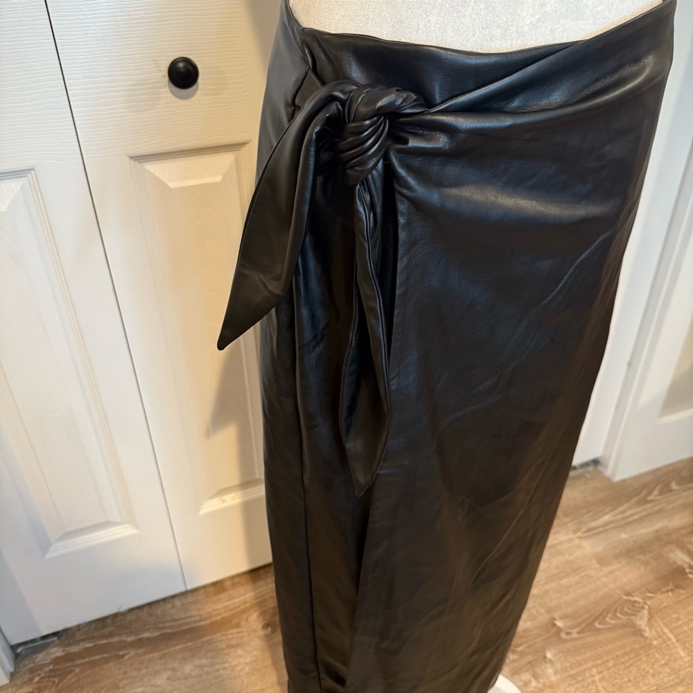 Eloquii, NWT Faux leather Black Wrap Skirt with stretch, Size 18 - Picture 6 of 12